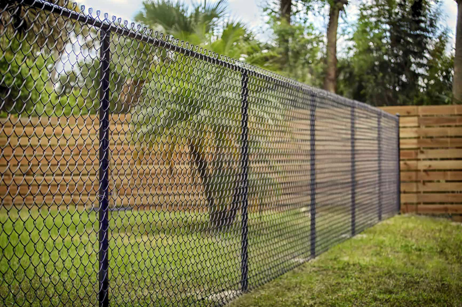 6 Types Of Vinyl Fencing With Pros & Cons
